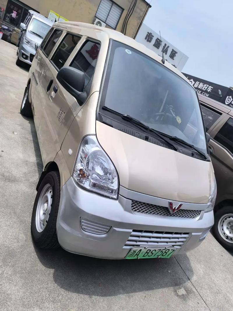 五菱宏光加长面包车 五菱荣光加长面包车