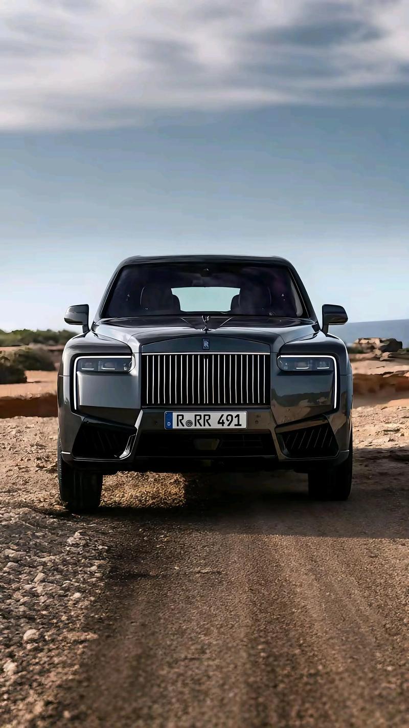 库里南劳斯莱斯suv图片(库里南跟劳斯莱斯有什么区别)